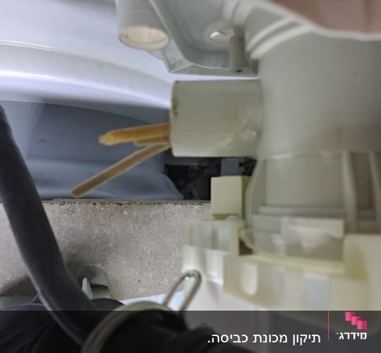 חלקי פלסטיק וצינור במכשיר חשמלי